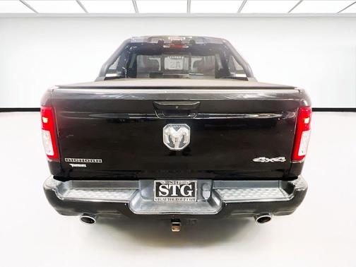 Diamond Black Crystal Pearlcoat 2022 RAM 1500 Big Horn/Lone Star