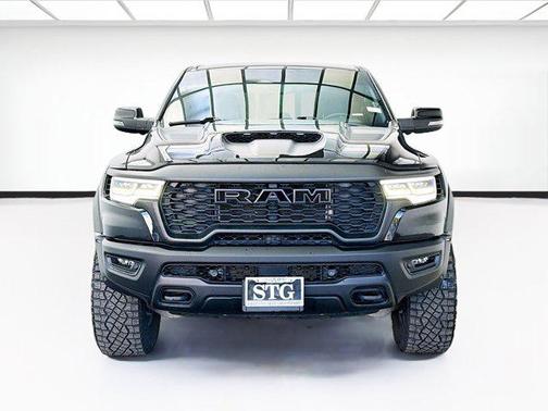 Diamond Black Crystal Pearlcoat 2025 RAM 1500 RHO Crew Cab 4x4 5'7' Box
