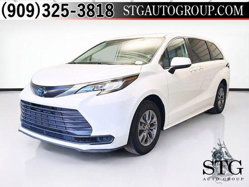 2023 Toyota Sienna LE