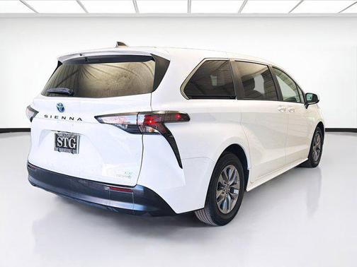 2023 Toyota Sienna LE