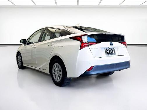 Blizzard Pearl 2020 Toyota Prius LE