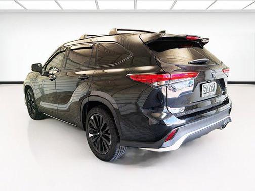 Midnight Black Metallic 2021 Toyota Highlander XSE