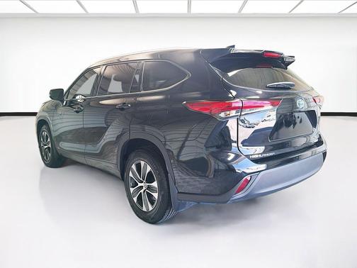 Midnight Black Metallic 2022 Toyota Highlander Hybrid XLE
