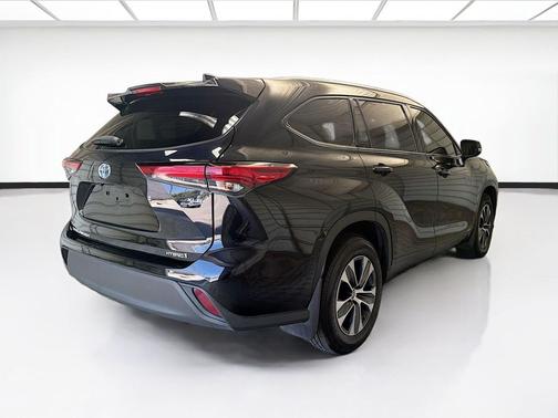 Midnight Black Metallic 2022 Toyota Highlander Hybrid XLE