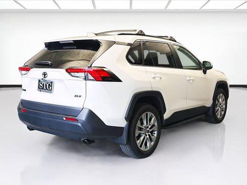 Blizzard Pearl 2022 Toyota RAV4 XLE Premium