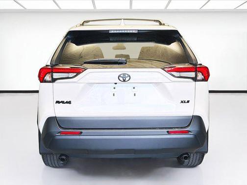 Blizzard Pearl 2022 Toyota RAV4 XLE Premium