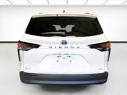 Pearl 2025 Toyota Sienna XLE