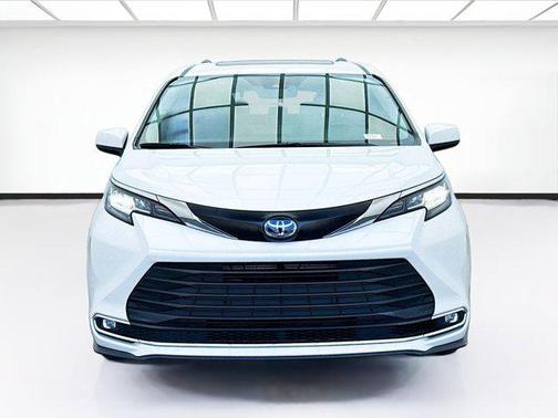2023 Toyota Sienna XLE 8 Passenger
