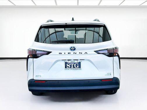 2023 Toyota Sienna XLE 8 Passenger