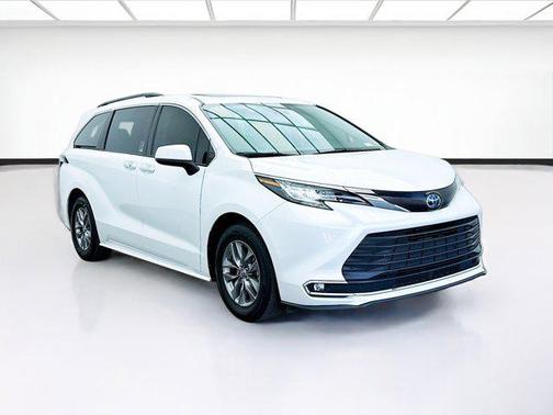2023 Toyota Sienna XLE 8 Passenger
