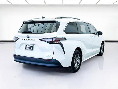 2023 Toyota Sienna XLE 8 Passenger