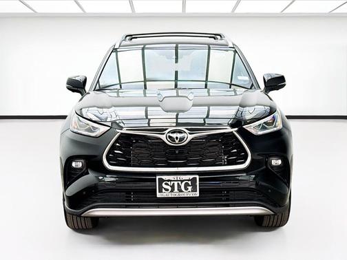 Midnight Black Metallic 2023 Toyota Highlander Platinum