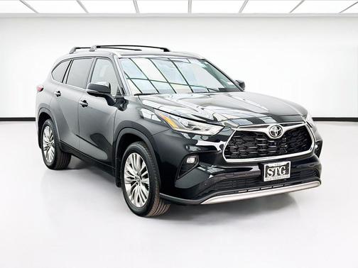 Midnight Black Metallic 2023 Toyota Highlander Platinum