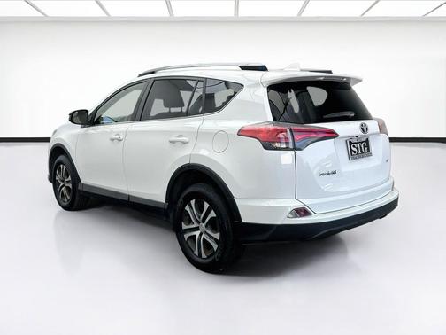 Super White 2018 Toyota RAV4 LE