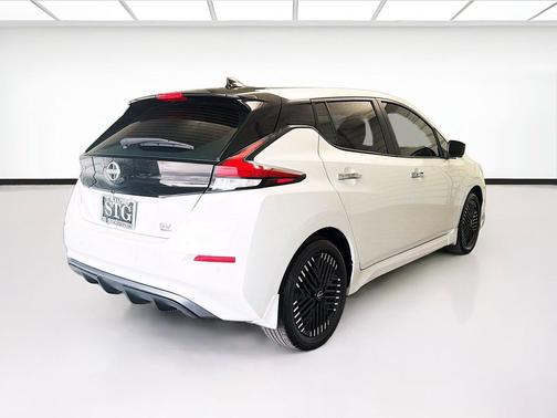 Super Black/Pearl White 2024 Nissan Leaf SV PLUS