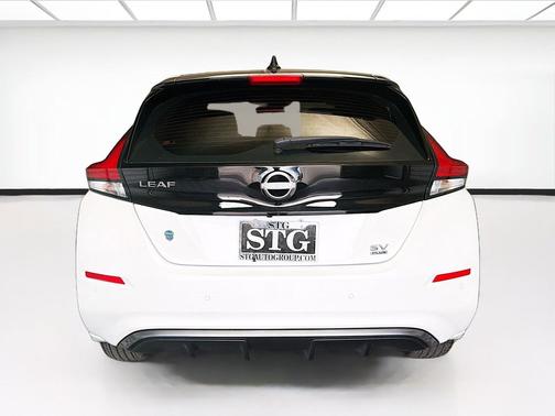 Super Black/Pearl White 2024 Nissan Leaf SV PLUS