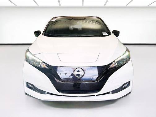 Super Black/Pearl White 2024 Nissan Leaf SV PLUS