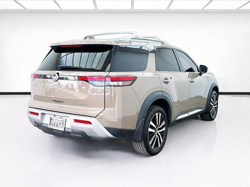 2024 Nissan Pathfinder Platinum FWD