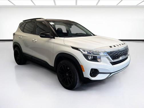 Clear White/Black Roof 2021 Kia Seltos S