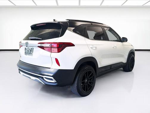 Clear White/Black Roof 2021 Kia Seltos S