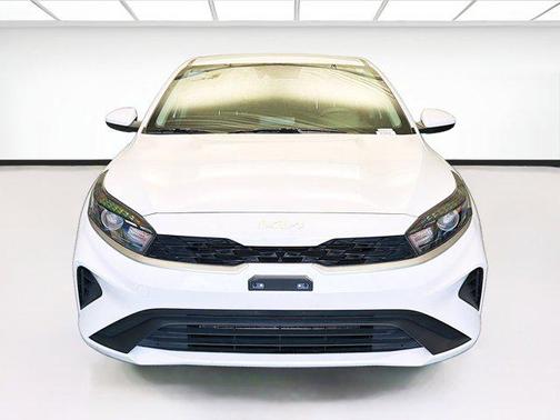 Snow White Pearl 2024 Kia Forte LXS