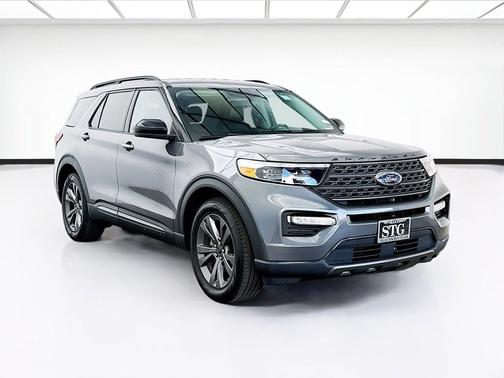Gray Metallic 2022 Ford Explorer XLT