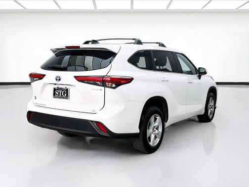 Pearl 2023 Toyota Highlander Hybrid LE
