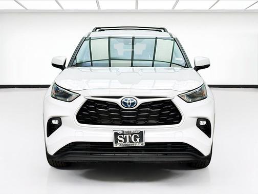 Pearl 2023 Toyota Highlander Hybrid LE