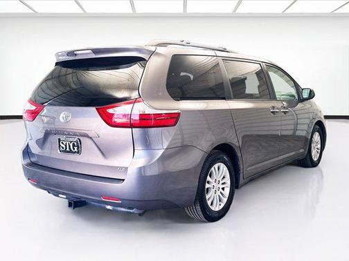 2017 Toyota Sienna XLE