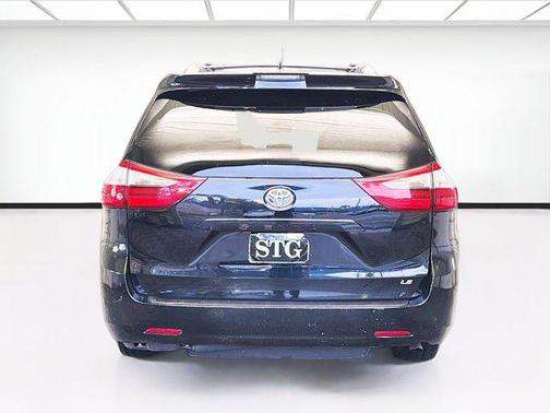 2020 Toyota Sienna LE