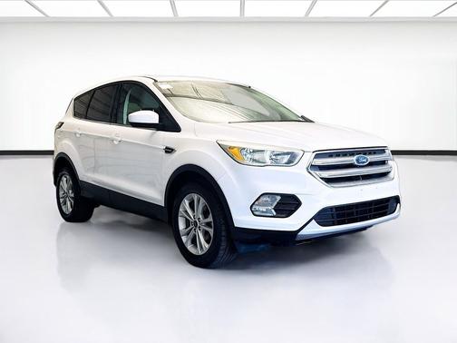 Oxford White 2017 Ford Escape SE