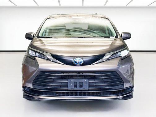 2024 Toyota Sienna LE