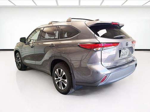 Magnetic Gray Metallic 2022 Toyota Highlander XLE