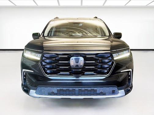 Crystal Black Pearl 2023 Honda Pilot Touring 8-Passenger