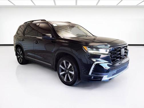 Crystal Black Pearl 2023 Honda Pilot Touring 8-Passenger