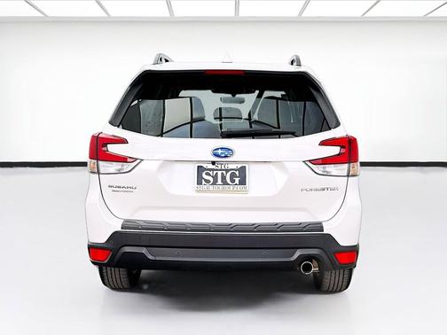 Crystal White Pearl 2022 Subaru Forester Limited