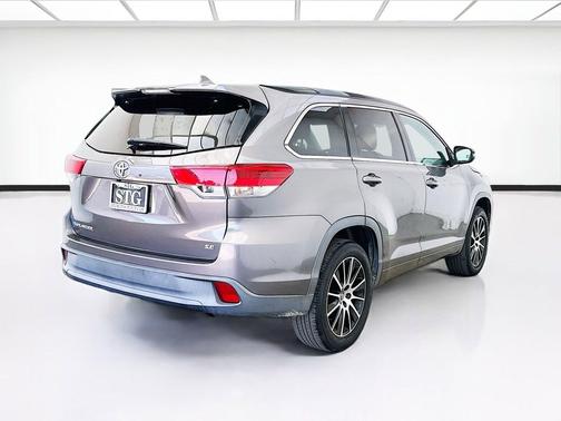 Predawn Gray Mica 2018 Toyota Highlander SE