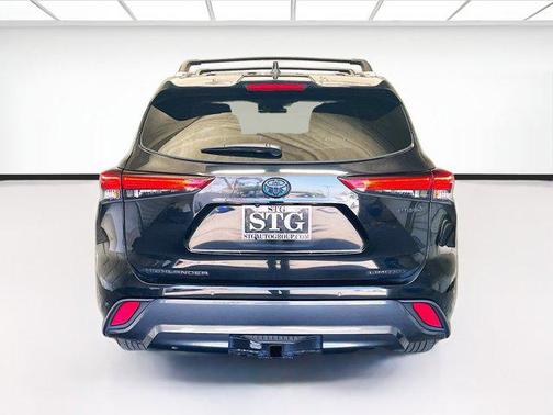 Midnight Black Metallic 2023 Toyota Highlander Hybrid Limited