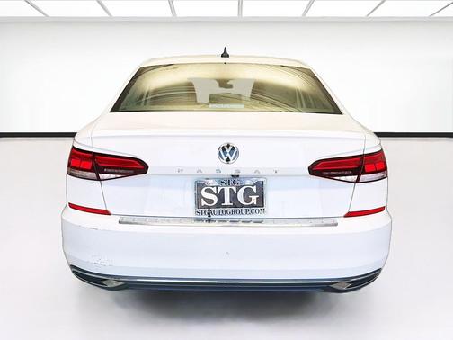 Pure White 2022 Volkswagen Passat 2.0T SE