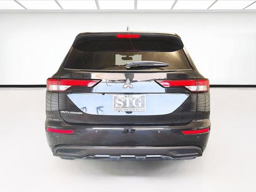 Labrador Black Pearl 2024 Mitsubishi Outlander ES