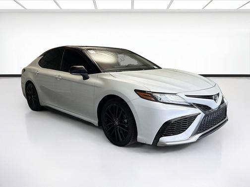 Wind Chill Pearl/Midnight Black Metallic 2021 Toyota Camry XSE
