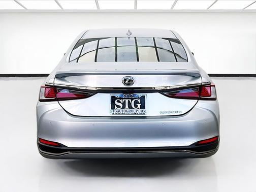 Iridium 2023 Lexus ES 300h F SPORT Handling