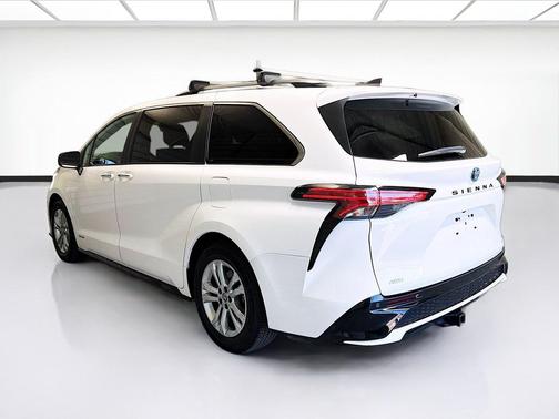 Super White 2021 Toyota Sienna XSE 7 Passenger