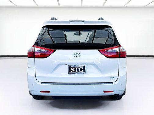 2020 Toyota Sienna XLE