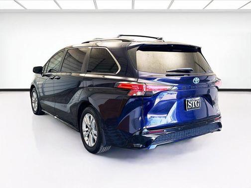 2022 Toyota Sienna XSE 7 Passenger