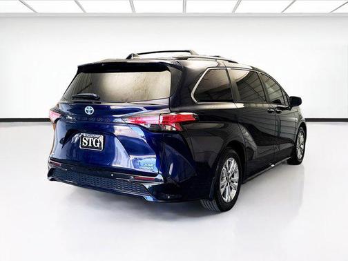2022 Toyota Sienna XSE 7 Passenger