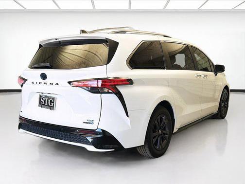 2024 Toyota Sienna LE