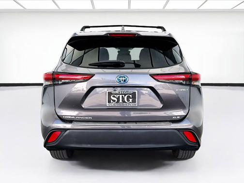 Magnetic Gray Metallic 2023 Toyota Highlander Hybrid XLE