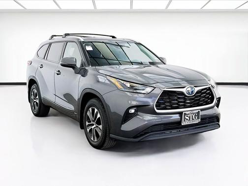 Magnetic Gray Metallic 2023 Toyota Highlander Hybrid XLE