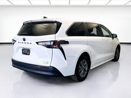2023 Toyota Sienna LE